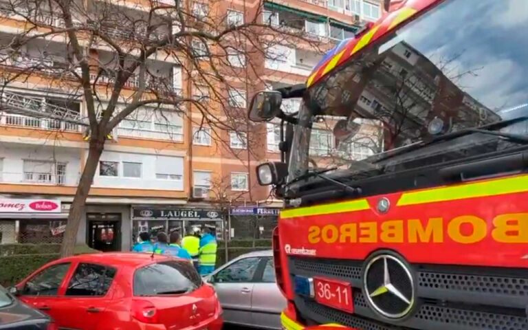 Revienta una tubería e inunda los sótanos de tres edificios en El Carrascal