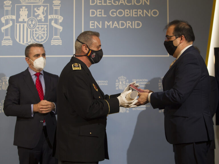 Delegación del Gobierno entrega la Medalla al Mérito de la Protección Civil a Teodoro Becedas, jefe de Leganés