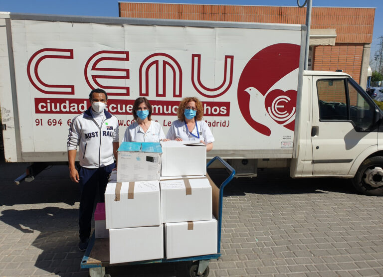 El Hospital Severo Ochoa entrega juguetes y material escolar a la CEMU