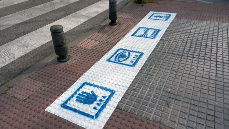 Leganés aumentará los pasos de cebra adaptados a personas con autismo