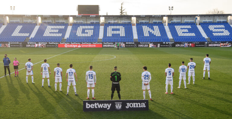 DEPORTES | Los jugadores del C.D. Leganés homenajean a las trabajadoras del club