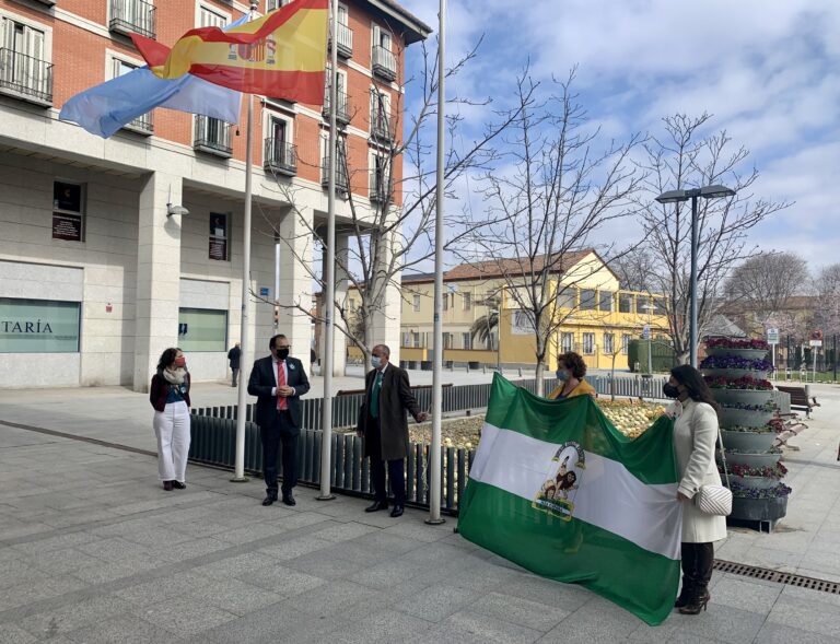 Leganés celebró el Día de Andalucía con el izado de la bandera verde y blanca en el Ayuntamiento