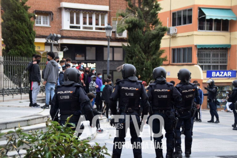 Retienen a decenas de jóvenes en los alrededores del mitin de Vox
