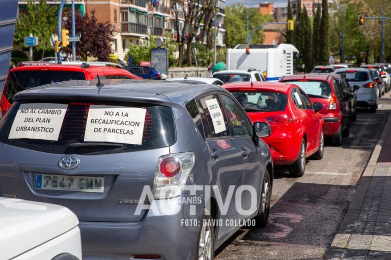 Vecinos de Leganés pitan contra el alcalde y las viviendas sociales de EMSULE