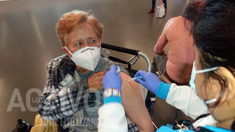 Sanidad permitirá a los mayores de 75 años pedir cita para vacunarse en los centros de salud