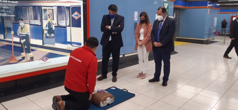 La Comunidad de Madrid completa la instalación de desfibriladores en Metro de Madrid