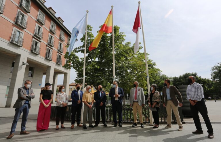 La bandera de Castilla-La Mancha ondea en Leganés en el día de la región
