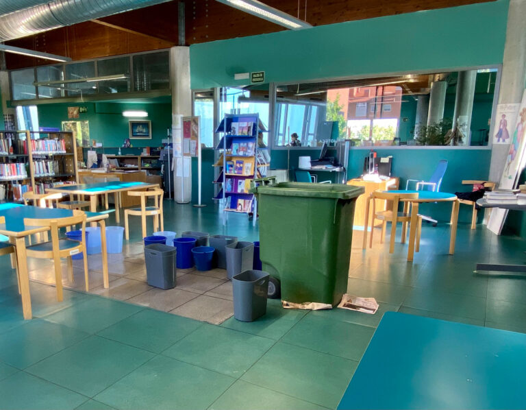 Cubos, incluso contenedores, contra las goteras de la biblioteca municipal Julio Caro Baroja