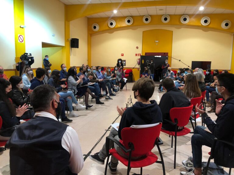 Estudiantes de Leganés homenajean al poeta Fernando Beltrán