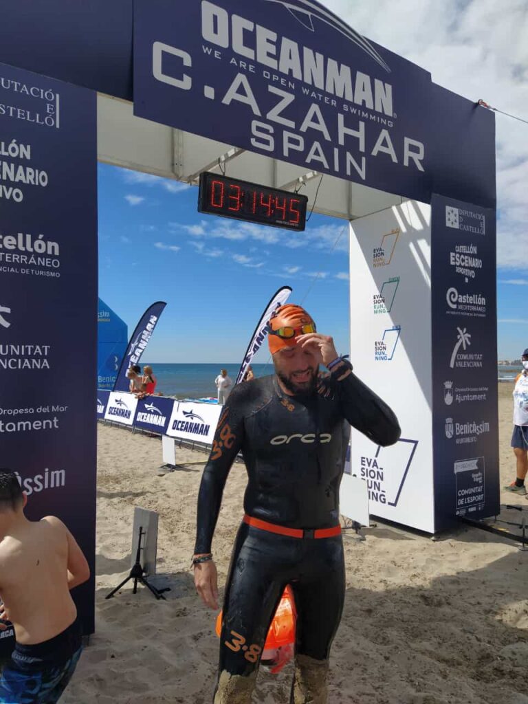 Alberto Bahamontes nada 10 kilómetros en mar abierto por el cáncer infantil