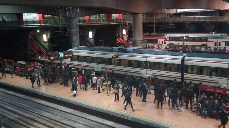 Ocho horas de averías en Cercanías Madrid producen el caos