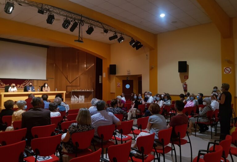 El Ayuntamiento rinde homenaje a los maestros y profesores jubilados