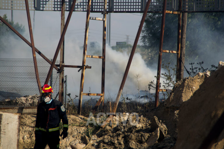Un incendio en Villaverde genera una gran columna de humo visible desde Leganés