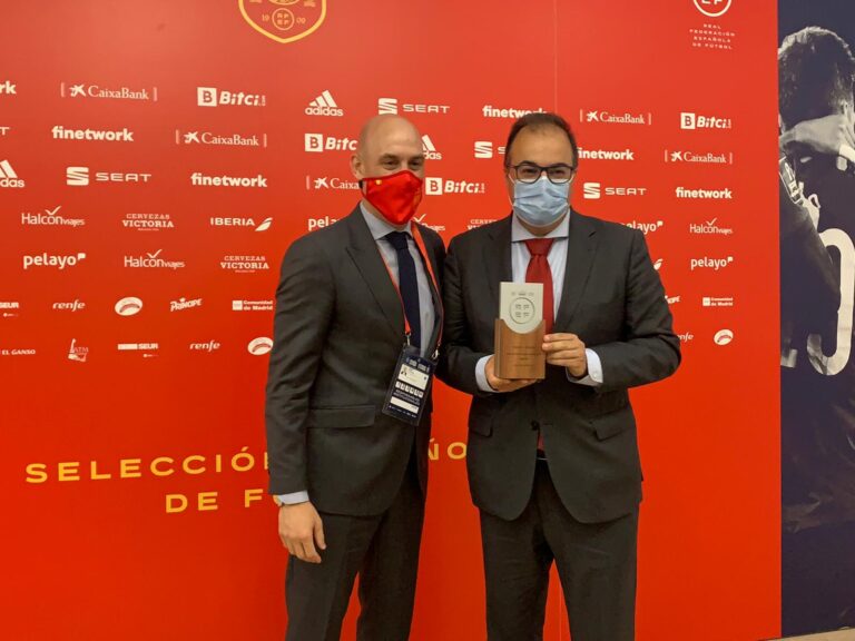 El presidente de la RFEF entrega un reconocimiento al Ayuntamiento de Leganés