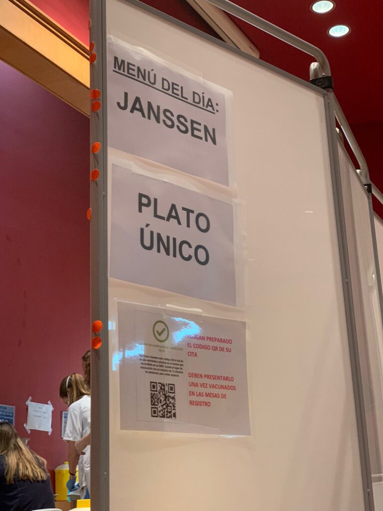 El divertido cartel del Hospital Severo Ochoa que alegra a los vacunados