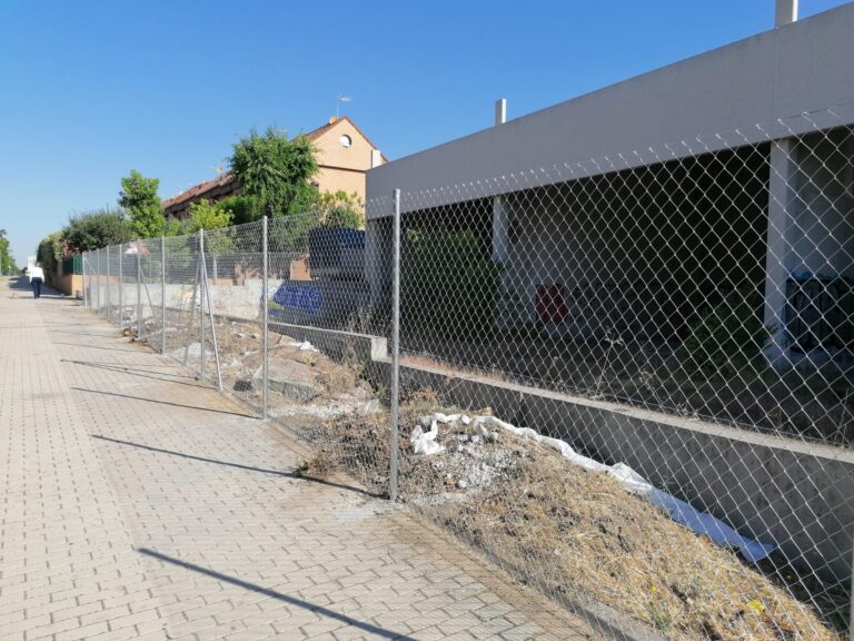 El Ayuntamiento de Leganés valla la peligrosa parcela de Arroyo Culebro