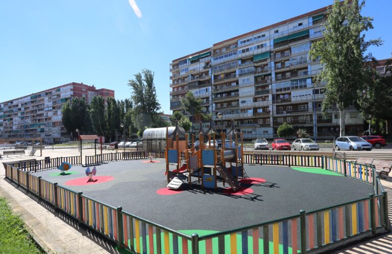 El Ayuntamiento continúa con el mantenimiento de las áreas infantiles