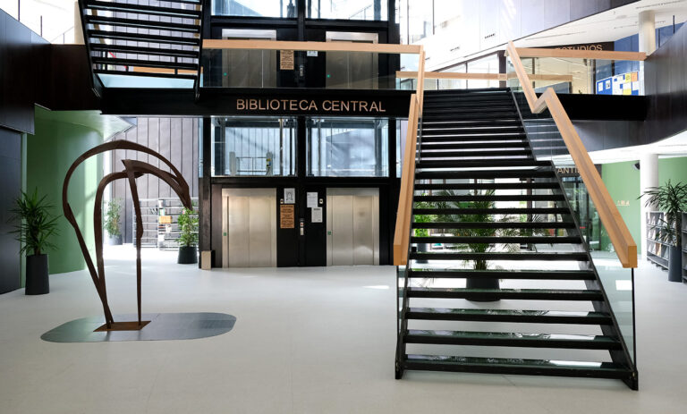 La Biblioteca Central acoge la escultura ‘Viraje III’ de la artista Mar Solís