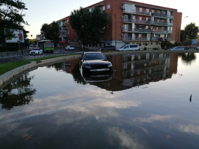 Un conductor ebrio salta a la rotonda del ‘Hidrófobo’ quedando anegado en la fuente