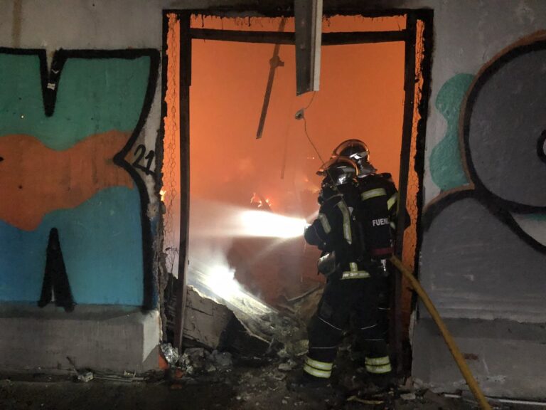 Se reaviva el incendio en la cárnica abandonada de Arroyo Culebro