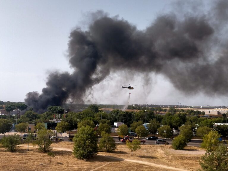 Bomberos de la Comunidad y Alcorcón extinguen las llamas en un desguace de Leganés
