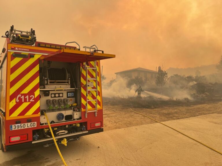 La Comunidad de Madrid apoya en el incendio en Navalacruz, visible desde Leganés