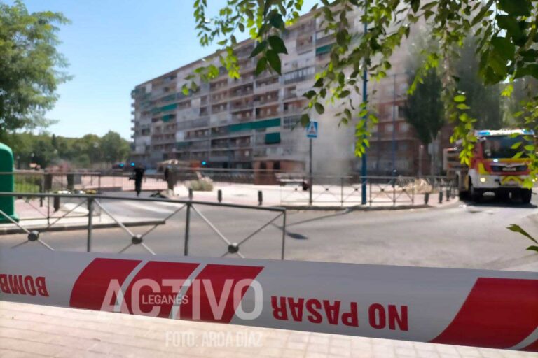 El incendio de un coche en un garaje provoca una densa columna de humo en Zarzaquemada