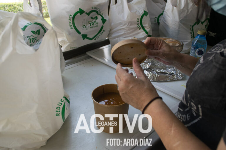 Dos bares solidarios organizan el reparto de menús a los más vulnerables