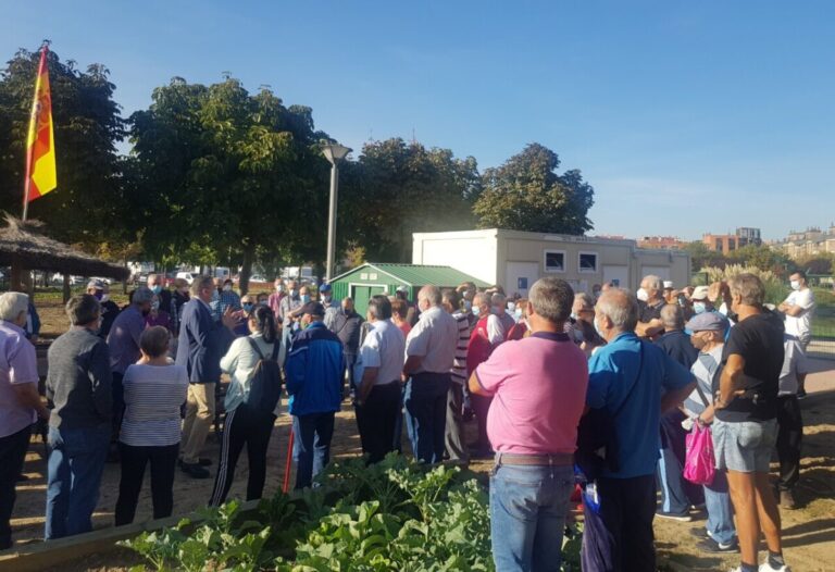 Medioambiente entrega las llaves de los 65 huertos urbanos de ocio