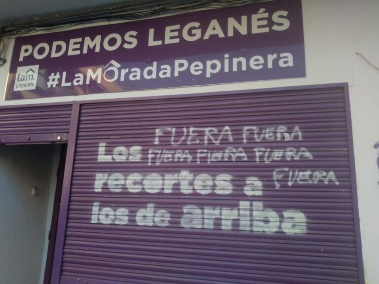 Aparece la sede de Podemos Leganés con pintadas de ‘fuera’