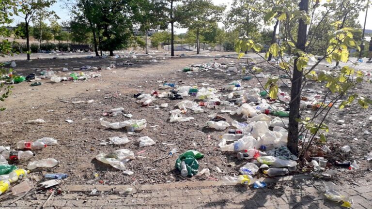 Un macrobotellón deja los restos en un parque de Leganés