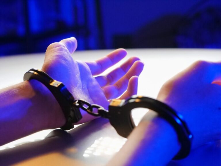 Detenidos en Leganés por comprar móviles de alta gama con tarjetas bancarias duplicadas