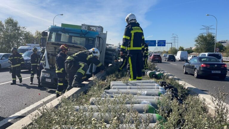 Colapso en la M40 por un choque entre un turismo y un camión cargado de oxígeno y corgón