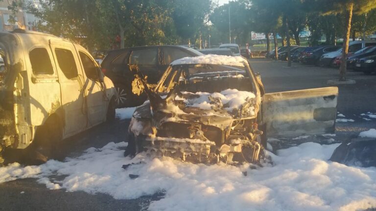 Varios coches arden de madrugada en un parking público de La Fortuna