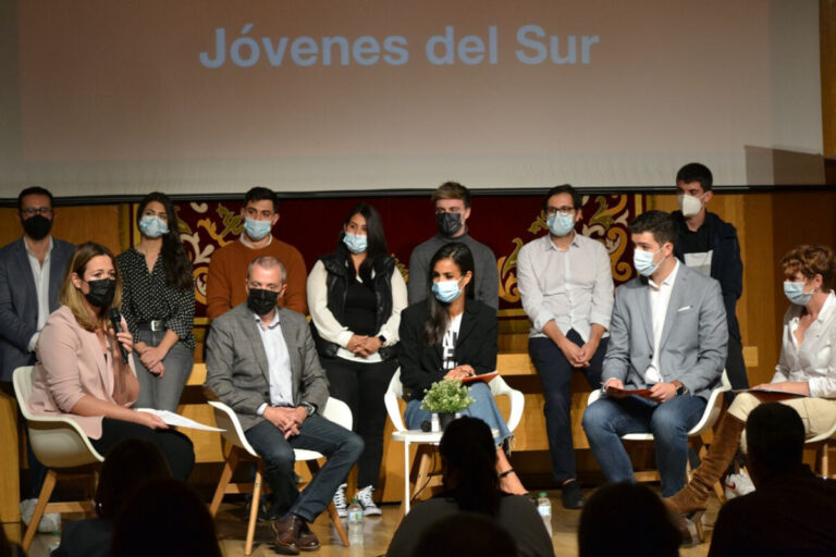 Begoña Villacís y Enrique Morago sacan músculo en el encuentro con jóvenes en Leganés