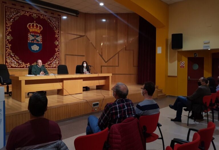 El periodista Fernando Olmeda da la bienvenida a la II Liga de Debate Escolar de Leganés