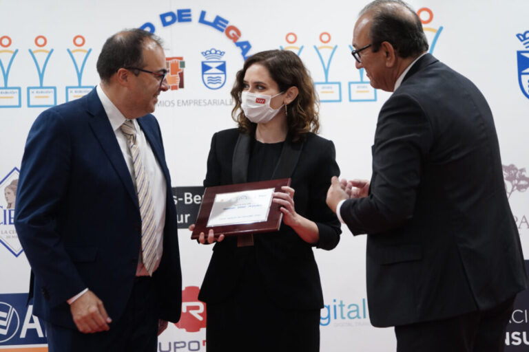 Isabel Díaz Ayuso, premiada en Leganés por UNELE