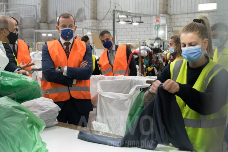 El comisario europeo de Medio Ambiente, interesado por la economía circular en Leganés