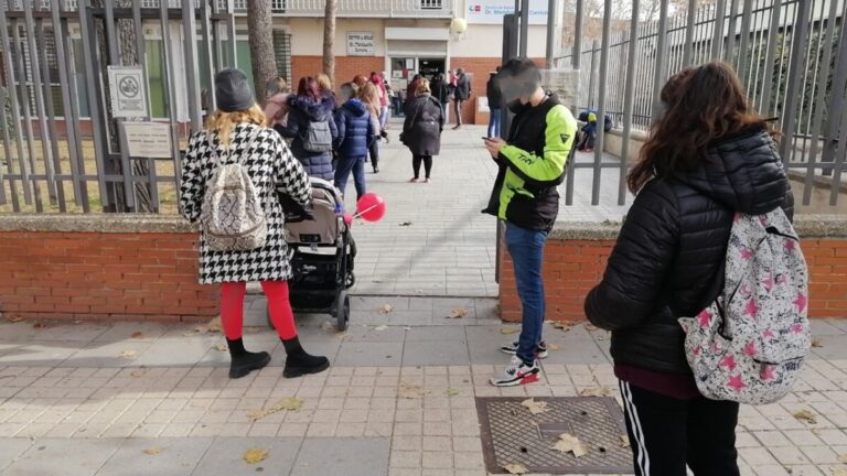 Sanitarios en terapia, retrasos en diagnóstico y peor sanidad: lo que significa el colapso en centros de salud
