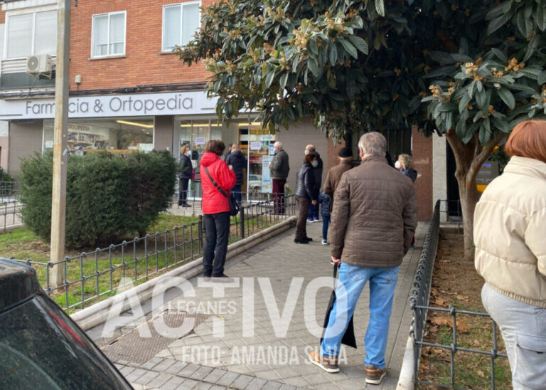 El riesgo de Ómicron y la falta de tests desbordan las farmacias de Leganés