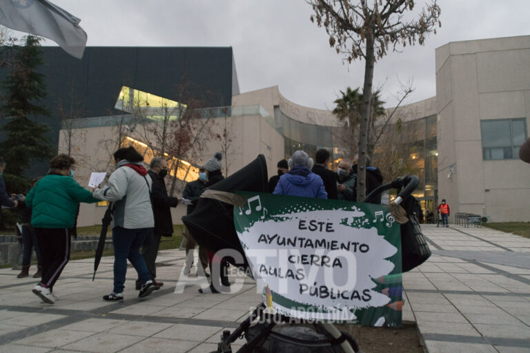 Las protestas de la Escuela-Conservatorio se cuelan en el homenaje a la Constitución