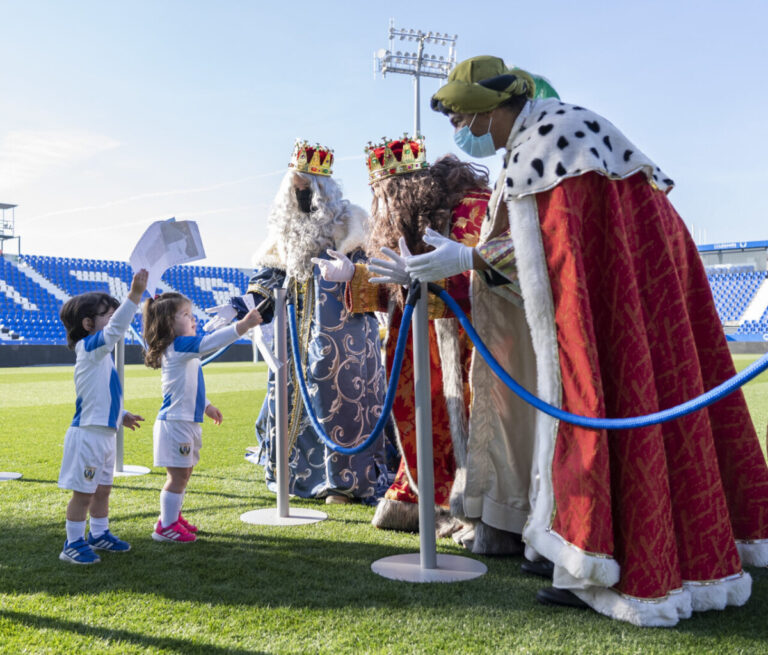 Dos niñas de Leganés desean el fin de la pandemia a los Reyes Magos