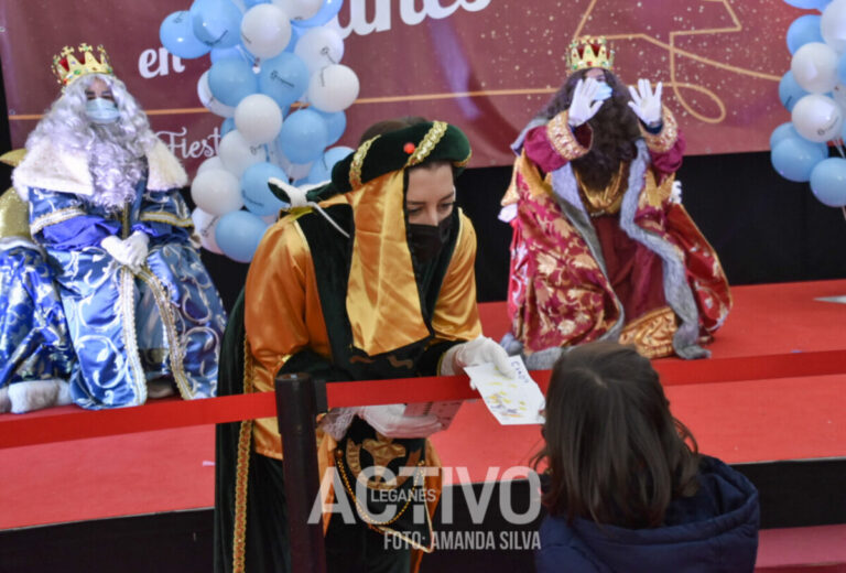 Los pequeños de Leganés entregan sus cartas a los Reyes Magos