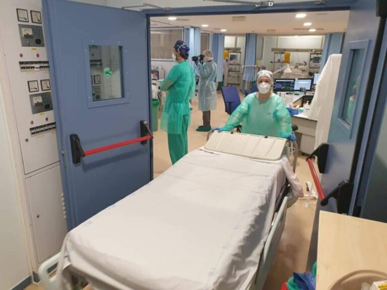 Aumenta las hospitalizaciones por COVID y bajan los ingresos en UCI