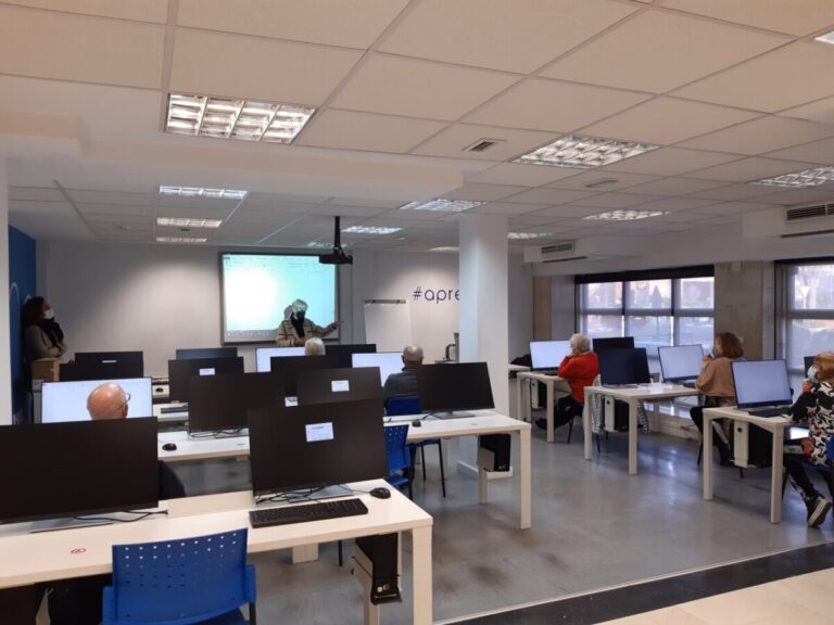 Los Telecentros acercan la informática a los mayores de Leganés