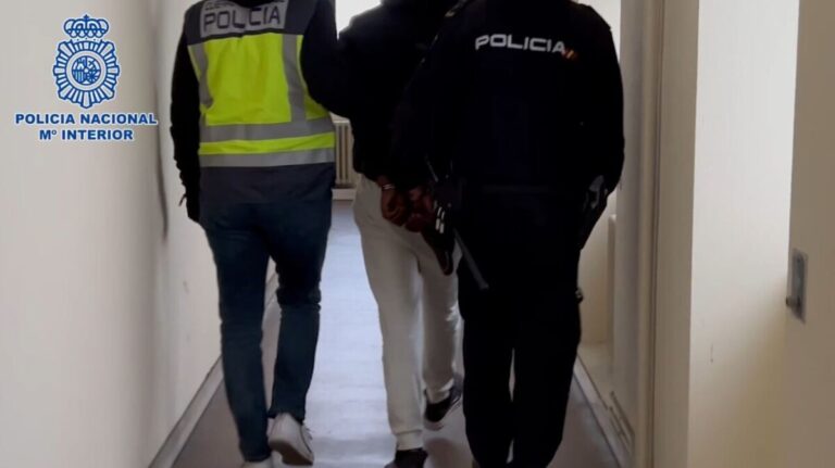 Detenido el grupo que atracaba a mano armada comercios abierto