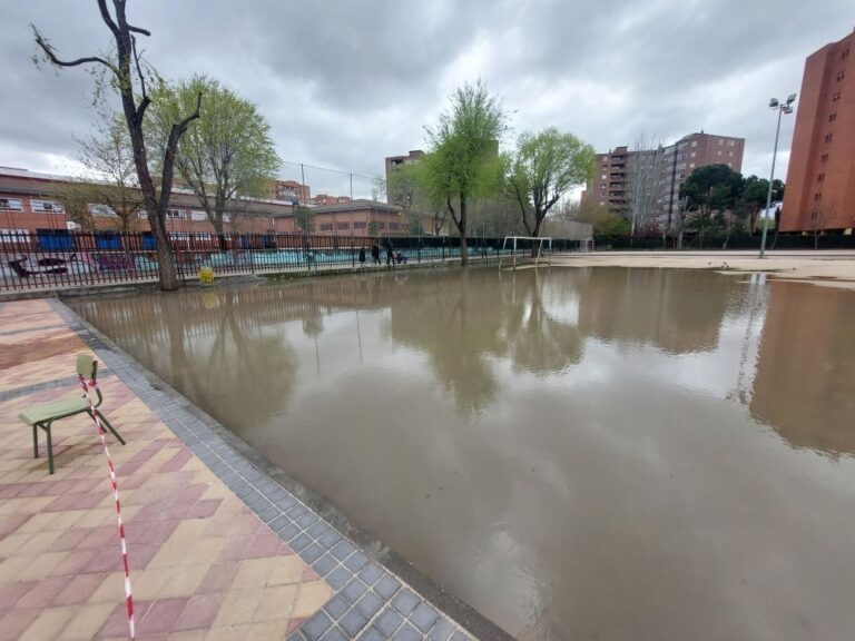 Las lluvias en Leganés empeoran el patio del CEIP Federico García Lorca: las familias exigen soluciones urgentes