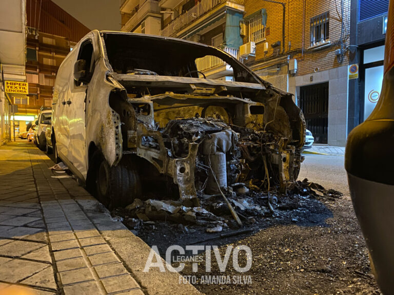 Calcinada una furgoneta en plena calle en Leganés