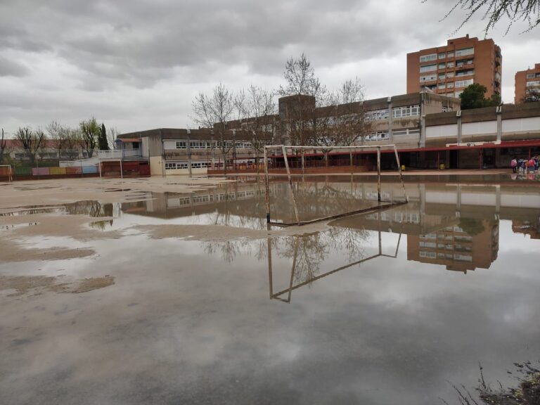 Se inundan los patios de los colegios de Leganés pese a las obras