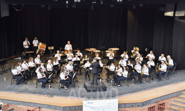 El Teatro Egaleo acogió un histórico encuentro de bandas